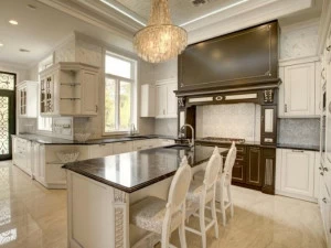 Martini Interiors Кухня из дерева с островом на заказ Tosca