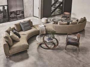 Изогнутый диван из ткани