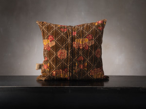 Бархатная квадратная подушка