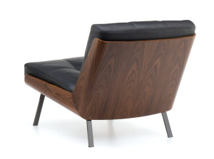 Кожаное кресло с деревянным корпусом