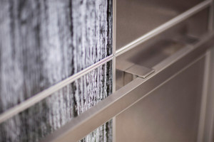 FSRT758 Интерьер лифта Levele-105 с индивидуальной компоновкой панелей; панели лайтплана из стекла vivispectra elements с индивидуальной прослойкой из черного инжира и стандартной отделкой, панели захвата из нержавеющей стали с индивидуальной отделкой; кв