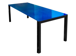 Деревянный обеденный стол