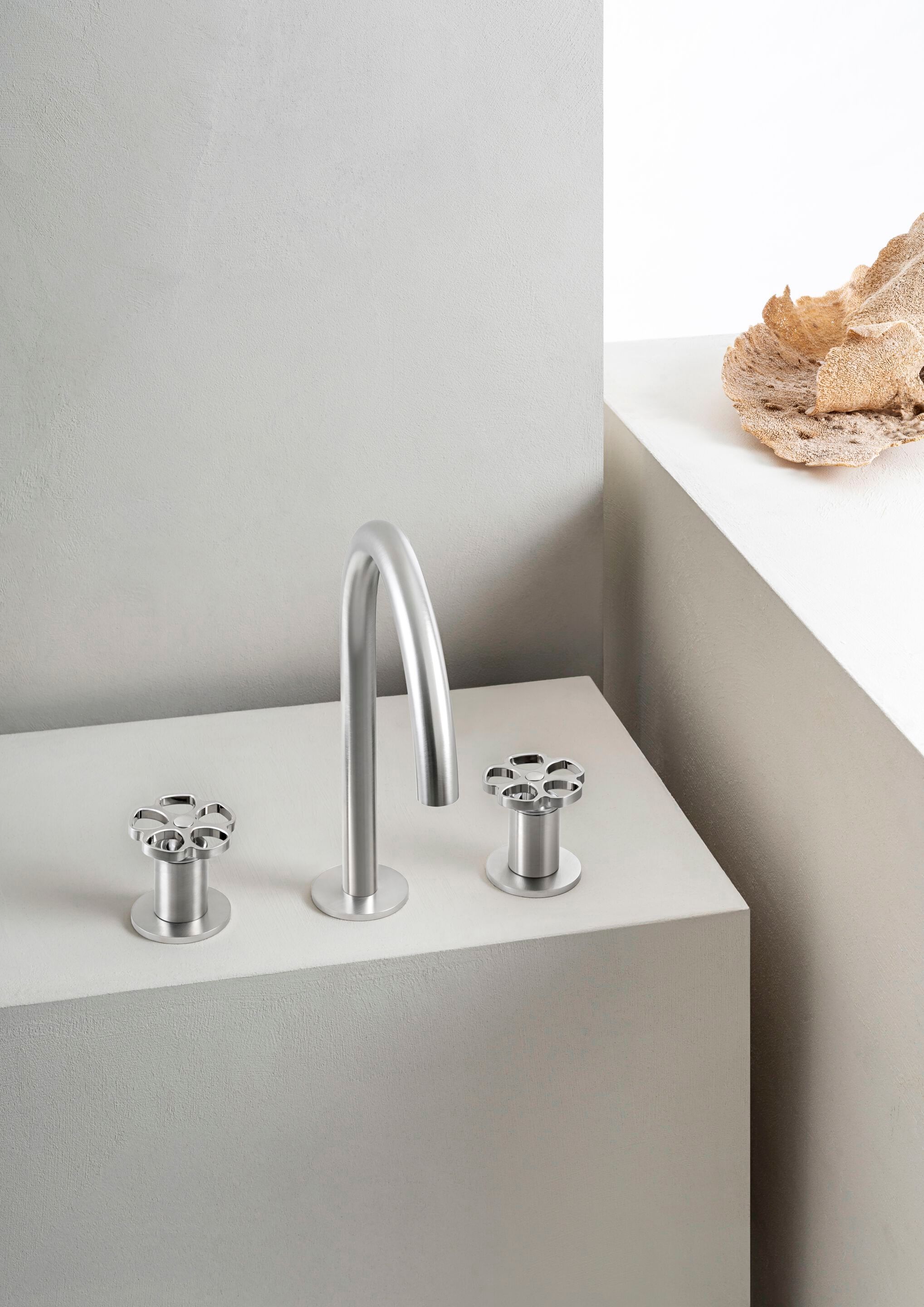 Латунный смеситель для раковины с 3 отверстиями QD Magistro Lab Flora ARCH-00020912 - Вид №1