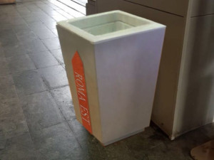 Восстановленные каменные стойки для мусора