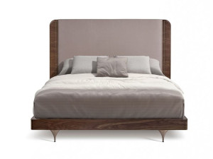 Деревянная двуспальная кровать