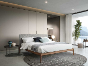 Деревянная двуспальная кровать