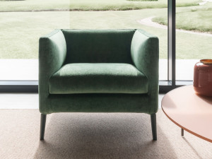 Тканевое кресло с подлокотниками