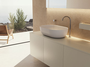 Деревянный подвесной умывальник с дверцами