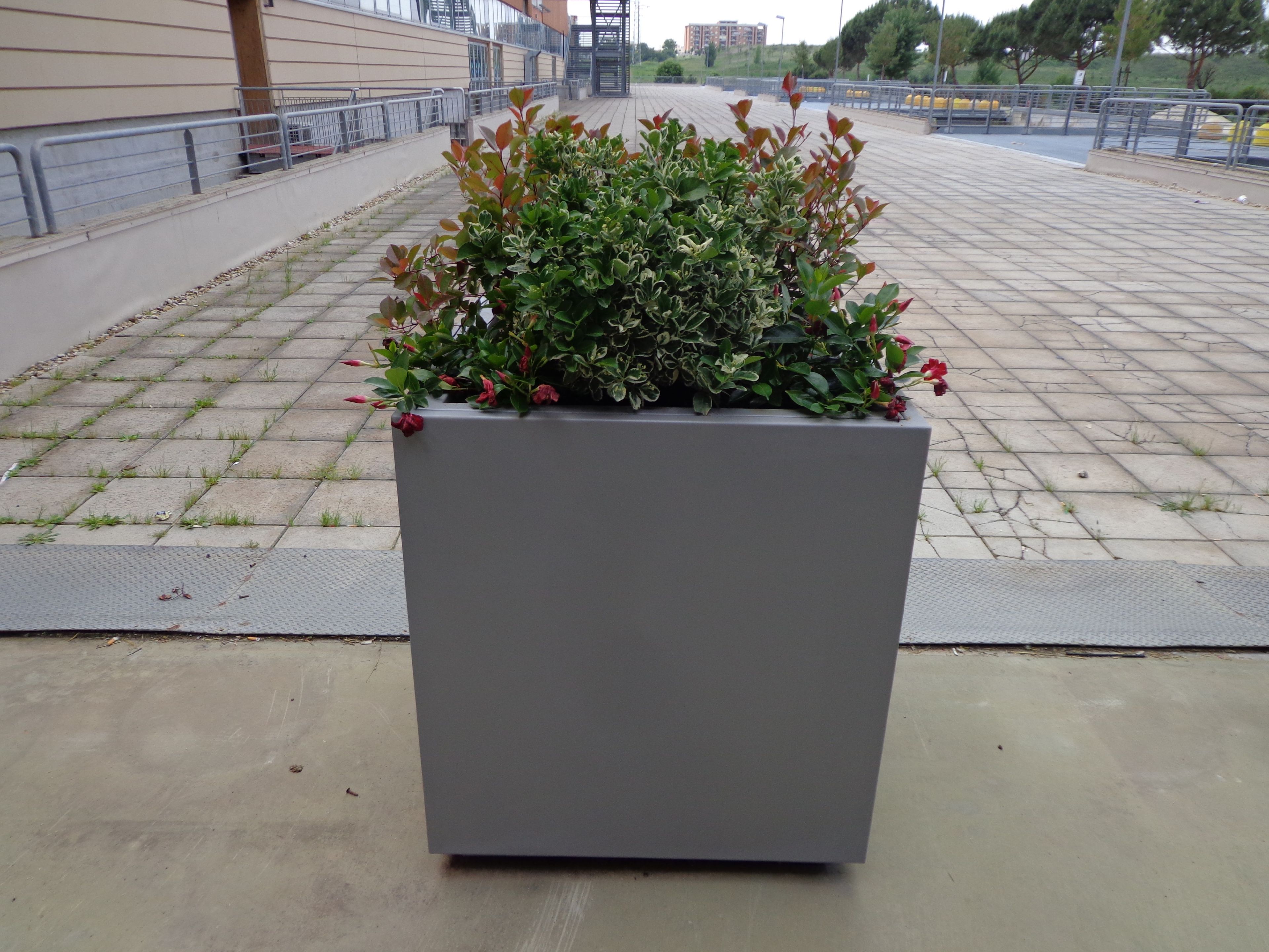 Квадратный плантатор из оцинкованного листа Viscio Urban Design FIORIERA ANTITERRORISMO ARCH-00086632 - Вид №3