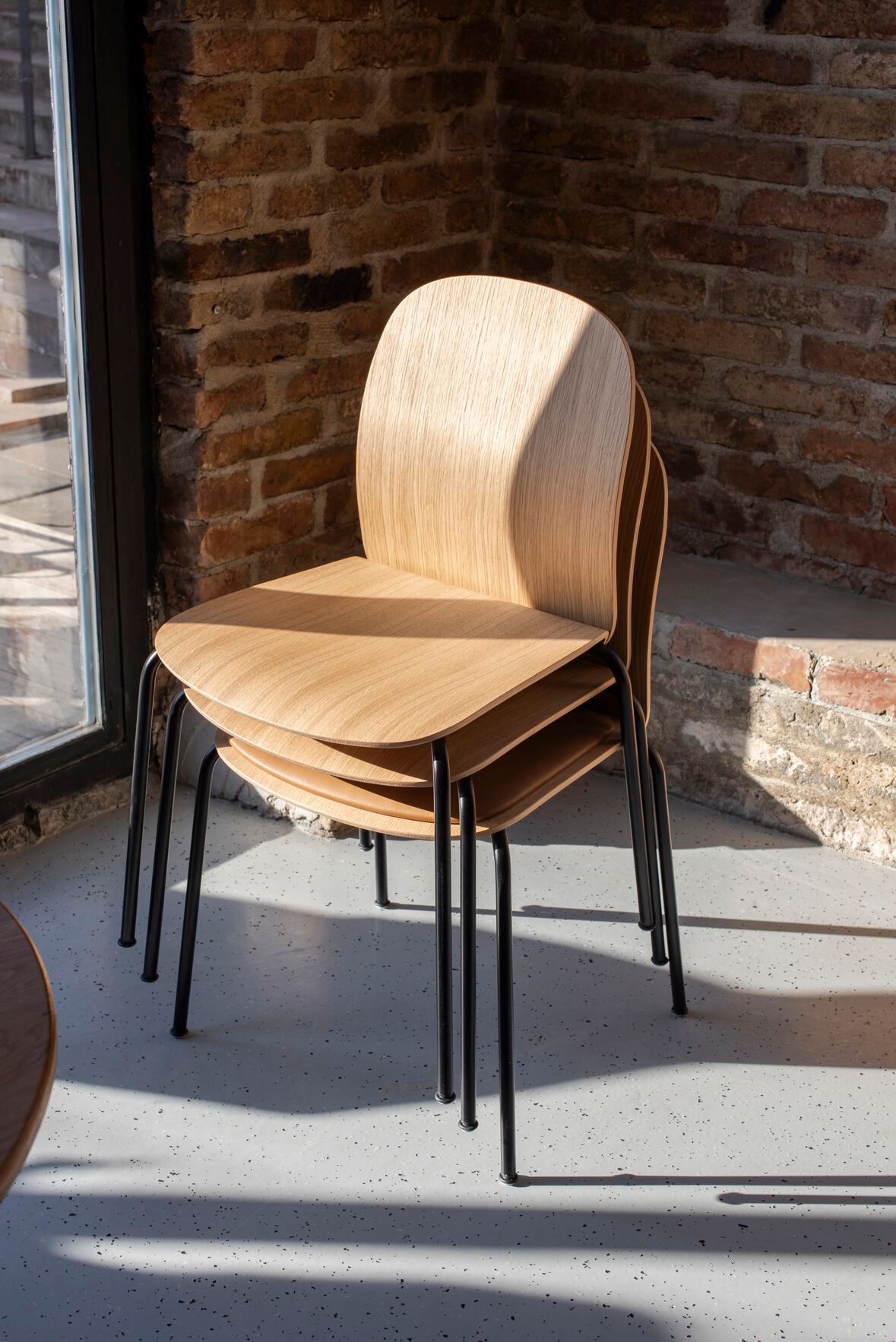 Штабелируемый стул с мягким сиденьем Gazzda Book ARCH-00135361 - Вид №4