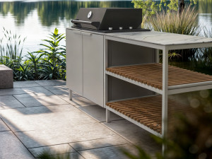 Открытая кухня с барбекю и открытым шкафом