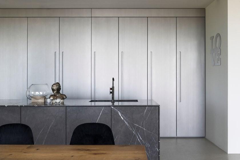 TM Italia Cucine Кухня с островом и системой коринфских каменных стен D90 sun-id-1462370 - Вид №11