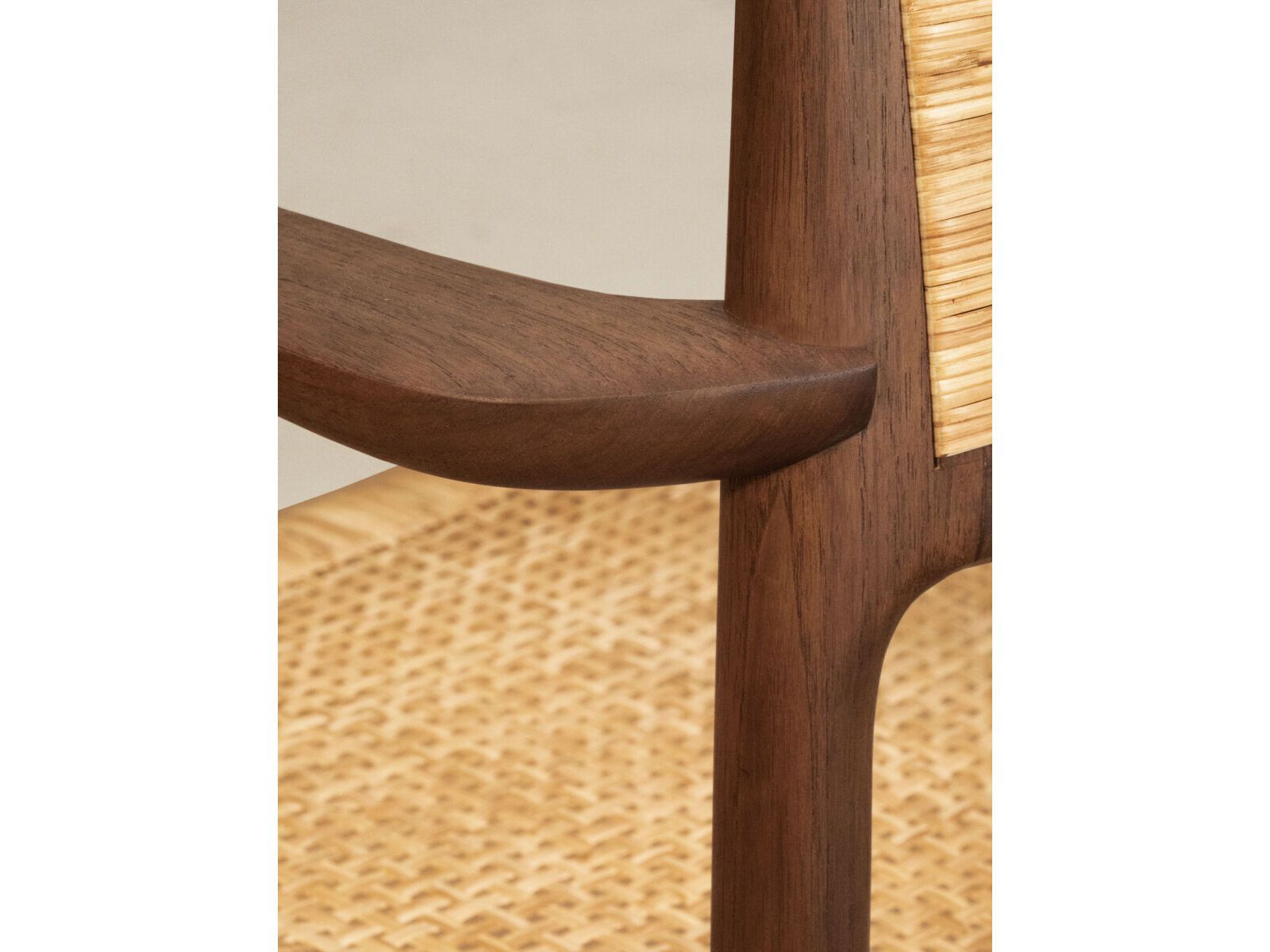 Стул из тикового дерева с подлокотниками Phantom Hands Tangāli ARCH-00050472 - Вид №5