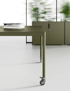 Деревянный квадратный стол на колесах