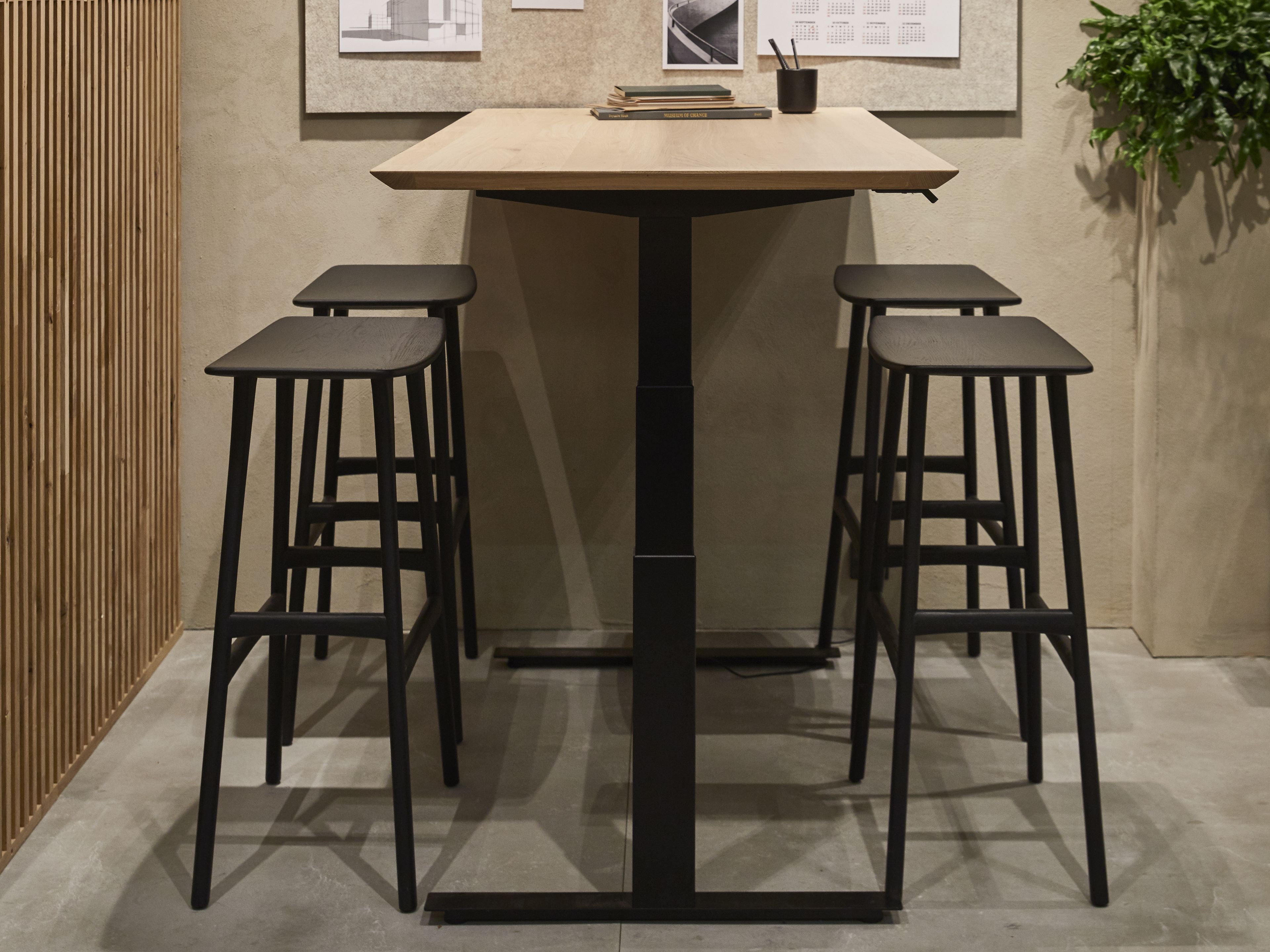 Высокий дубовый стул с подставкой для ног Ethnicraft кость ARCH-00000979 - Вид №3