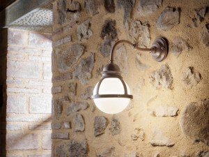 Открытый настенный светильник