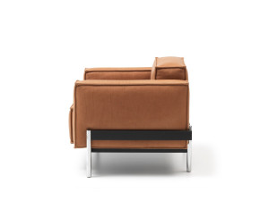 Кожаное кресло с подлокотниками