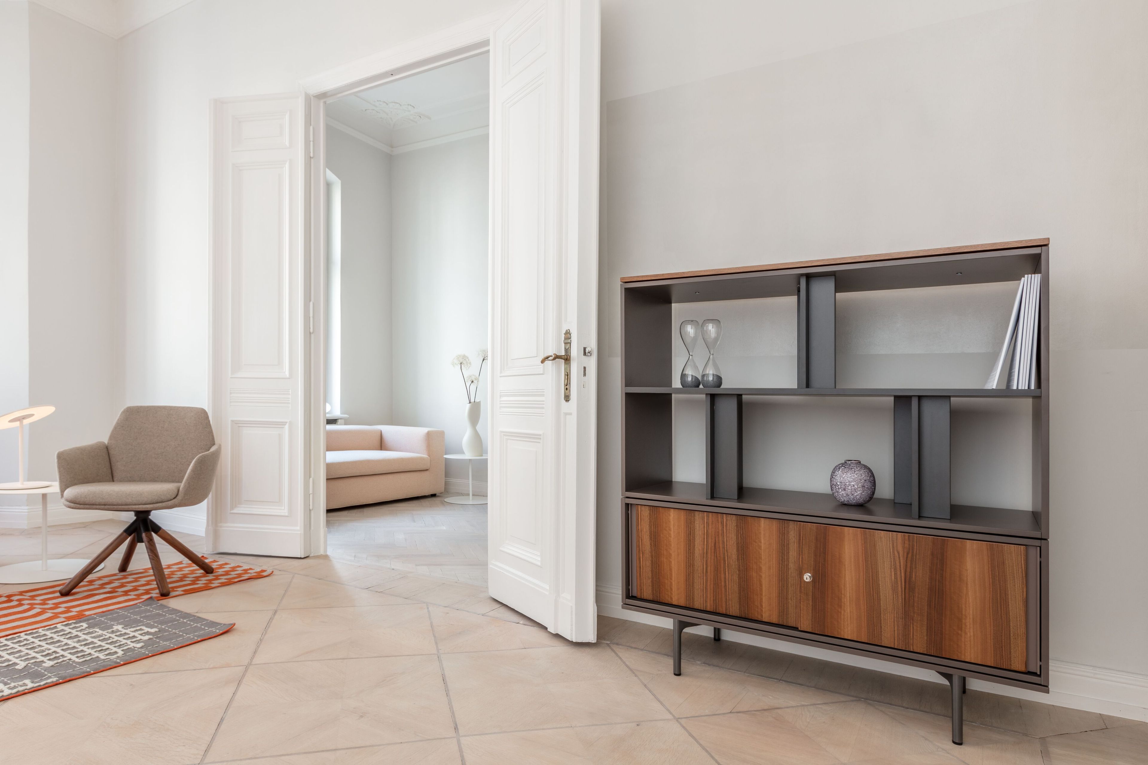 Высокий офисный шкаф из меламина с распашными дверями Haworth Be_Hold ARCH-00052303 - Вид №2