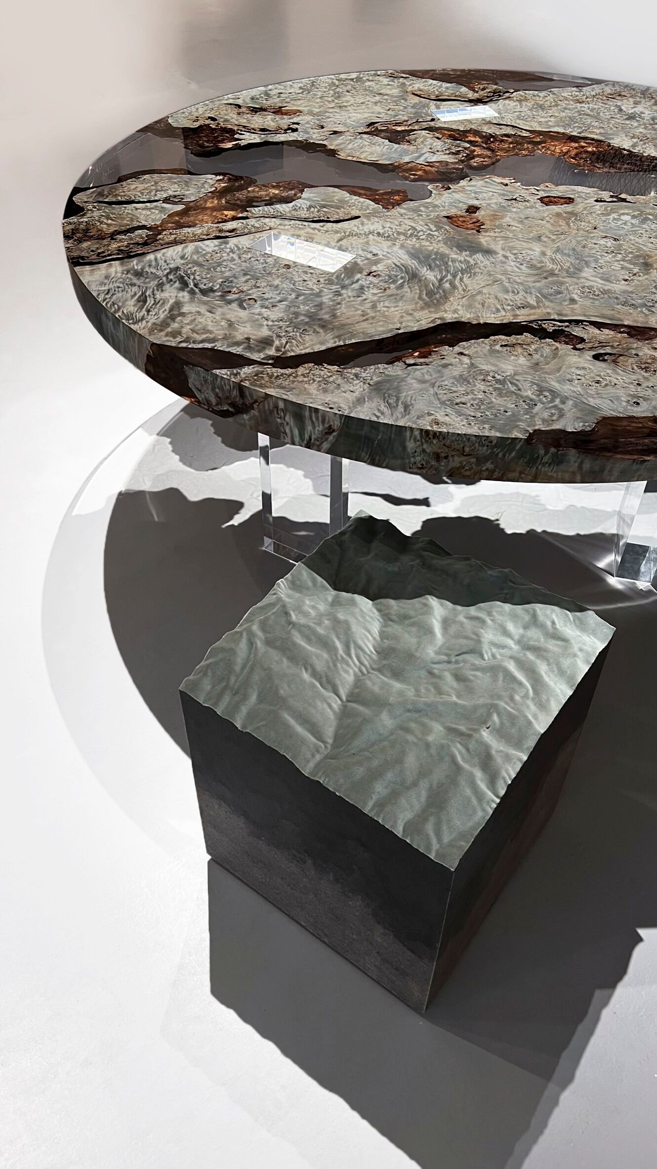 Круглый стол из тополя и смолы alcarol Geomorphic 2023 ARCH-00050621 - Вид №4