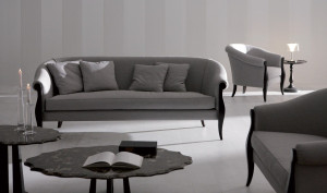 Тканевое кресло с подлокотниками