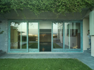 Деревянная раздвижная дверь-окно-бронза