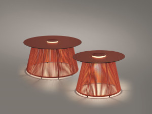 Светлый садовый столик