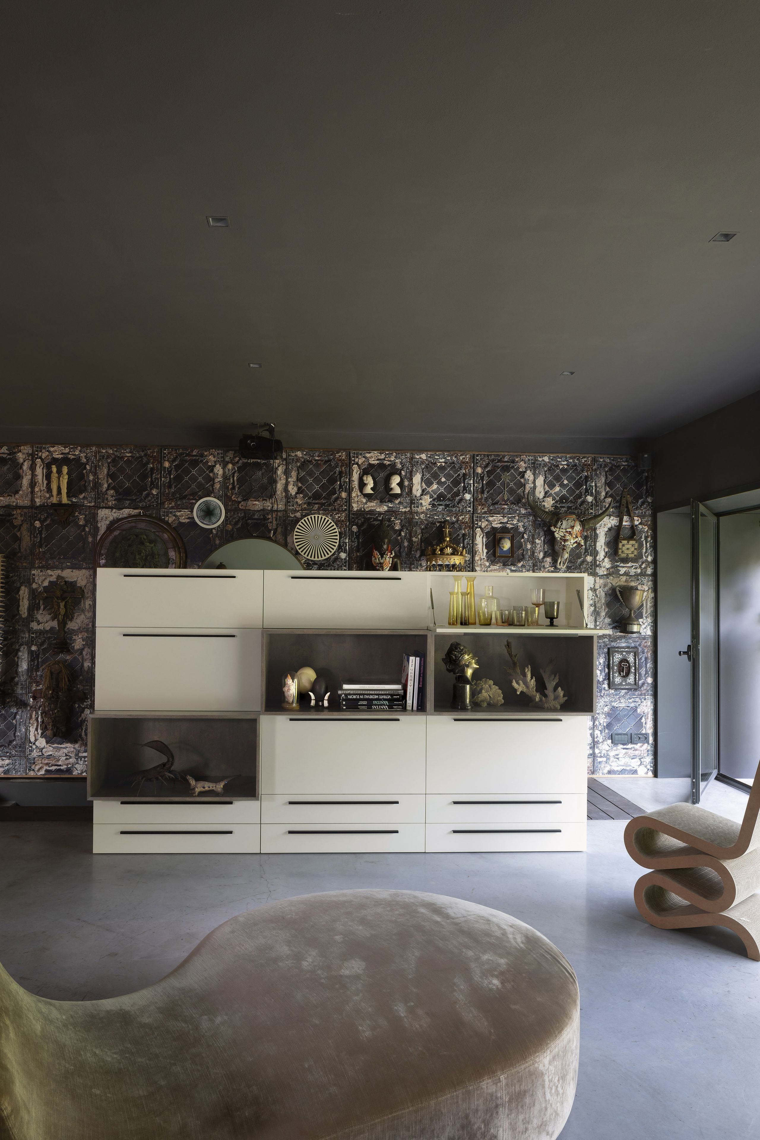 Отдельно стоящая секционная оборудованная стена из HPL De Rosso DR-ONE ARCH-00035855 - Вид №1