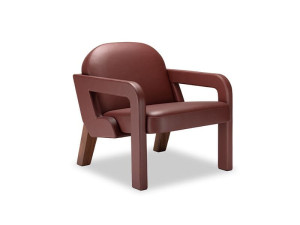 Кожаное кресло с подлокотниками