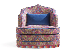 Тканевое кресло с подлокотниками