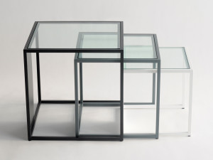 Набор штабелируемых и квадратных столов из стали и стекла