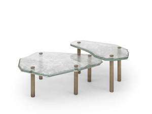 Низкий стеклянный журнальный столик