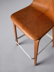 Высокий деревянный табурет с подставкой для ног