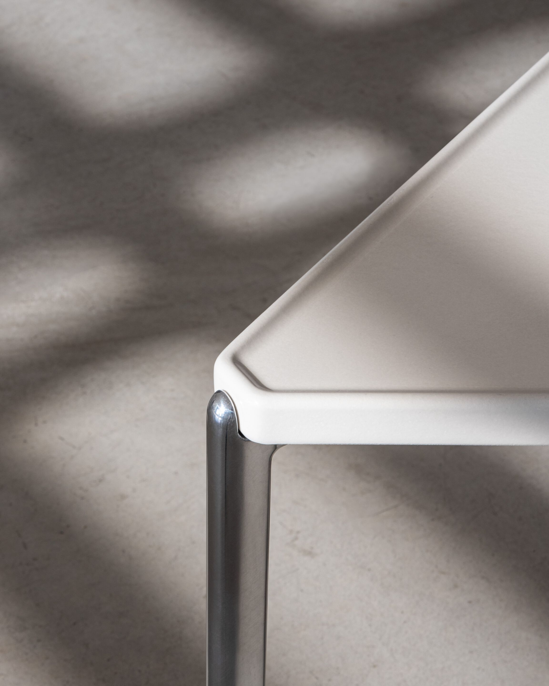 Алюминиевый треугольный журнальный столик с жидким покрытием Magis тамбур ARCH-00023839 - Вид №9