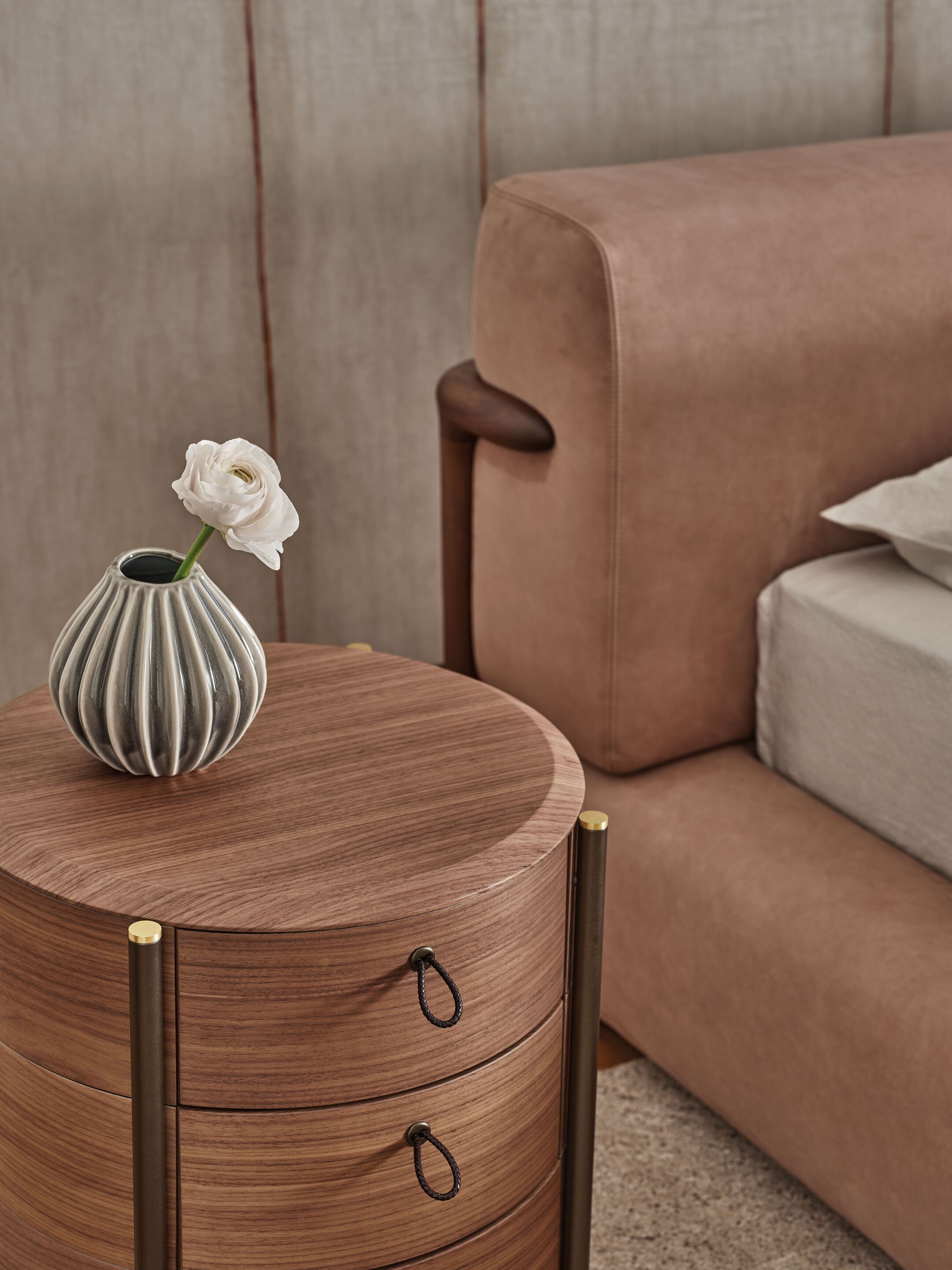 Круглая прикроватная тумбочка из грецкого ореха с ящиками Porada Twenty-Four ARCH-00062539 - Вид №2