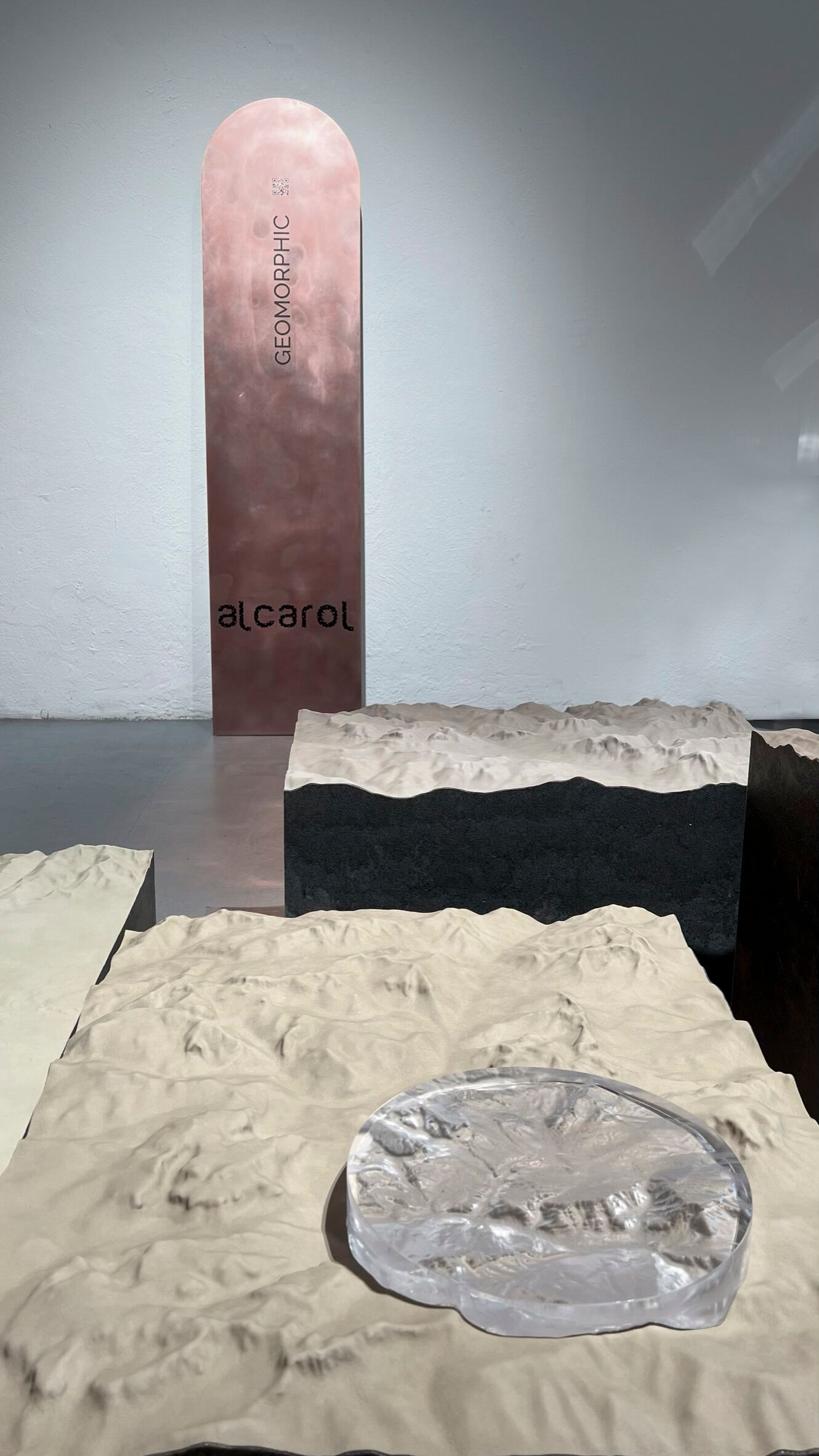 Низкий журнальный столик с бархатной подкладкой alcarol Geomorphic 2023 ARCH-00013525 - Вид №10