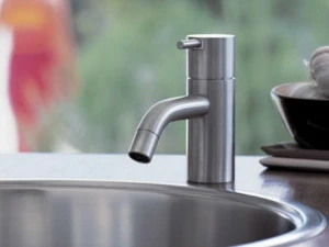 VOLA Смеситель для кухни на столешницу с аэратором на одно отверстие