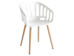 Стул из инженерного пластика с подлокотниками и деревянной рамой