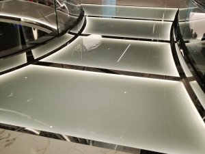 Металлический и стеклянный мост