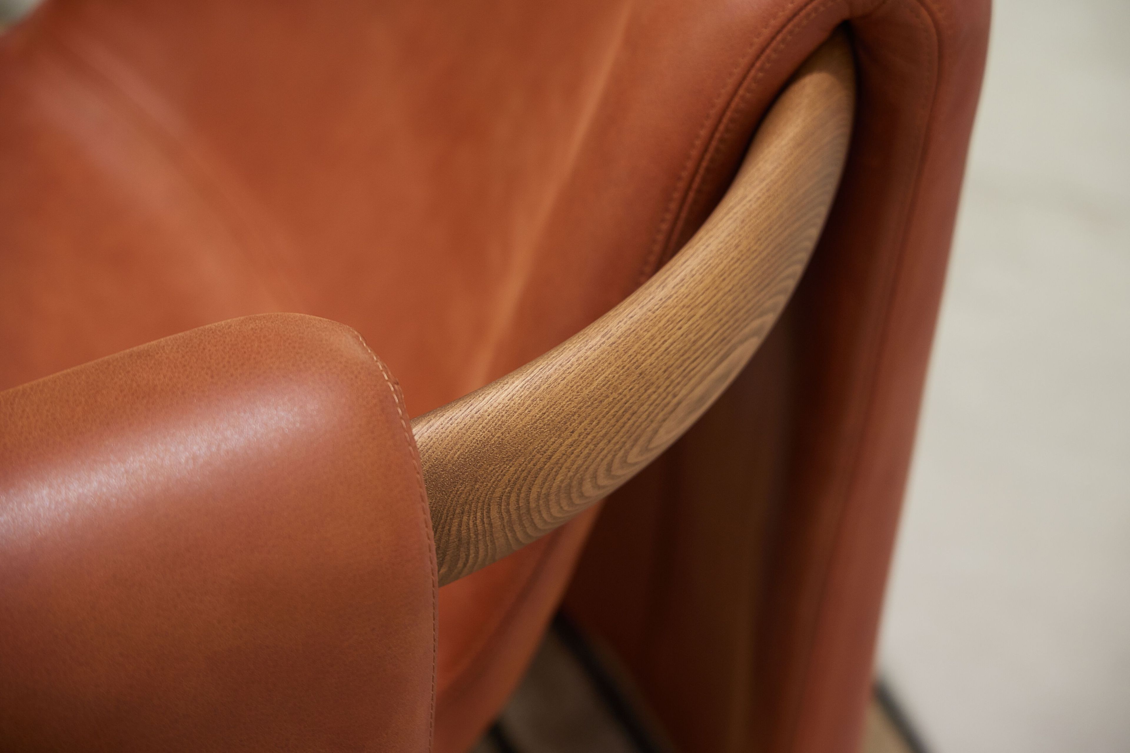 Кожаное кресло Paolo Castelli вечером ARCH-00024774 - Вид №7