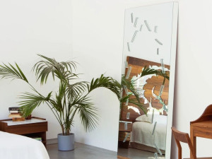 Прямоугольное напольное зеркало со встроенным освещением