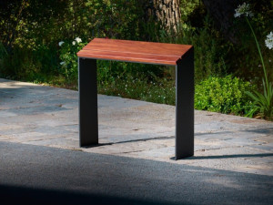 Стальное и деревянное общественное пространство пюпитр