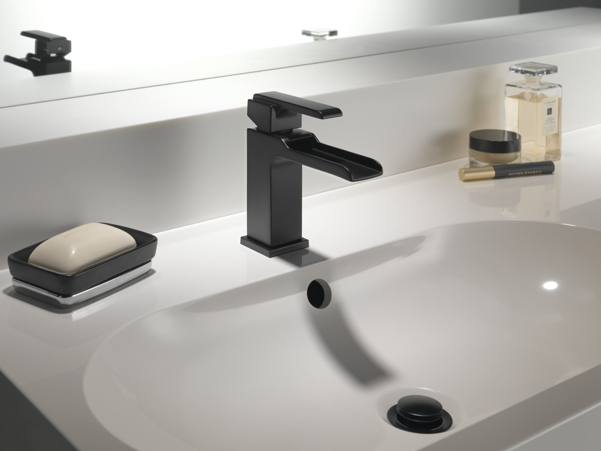 568LF-BLLPU Смеситель для ванной комнаты с одной ручкой Delta Faucet Ara Матовый черный - Вид №4