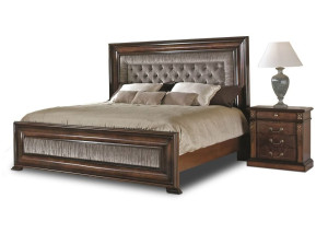 Деревянная двуспальная кровать с капитонным изголовьем