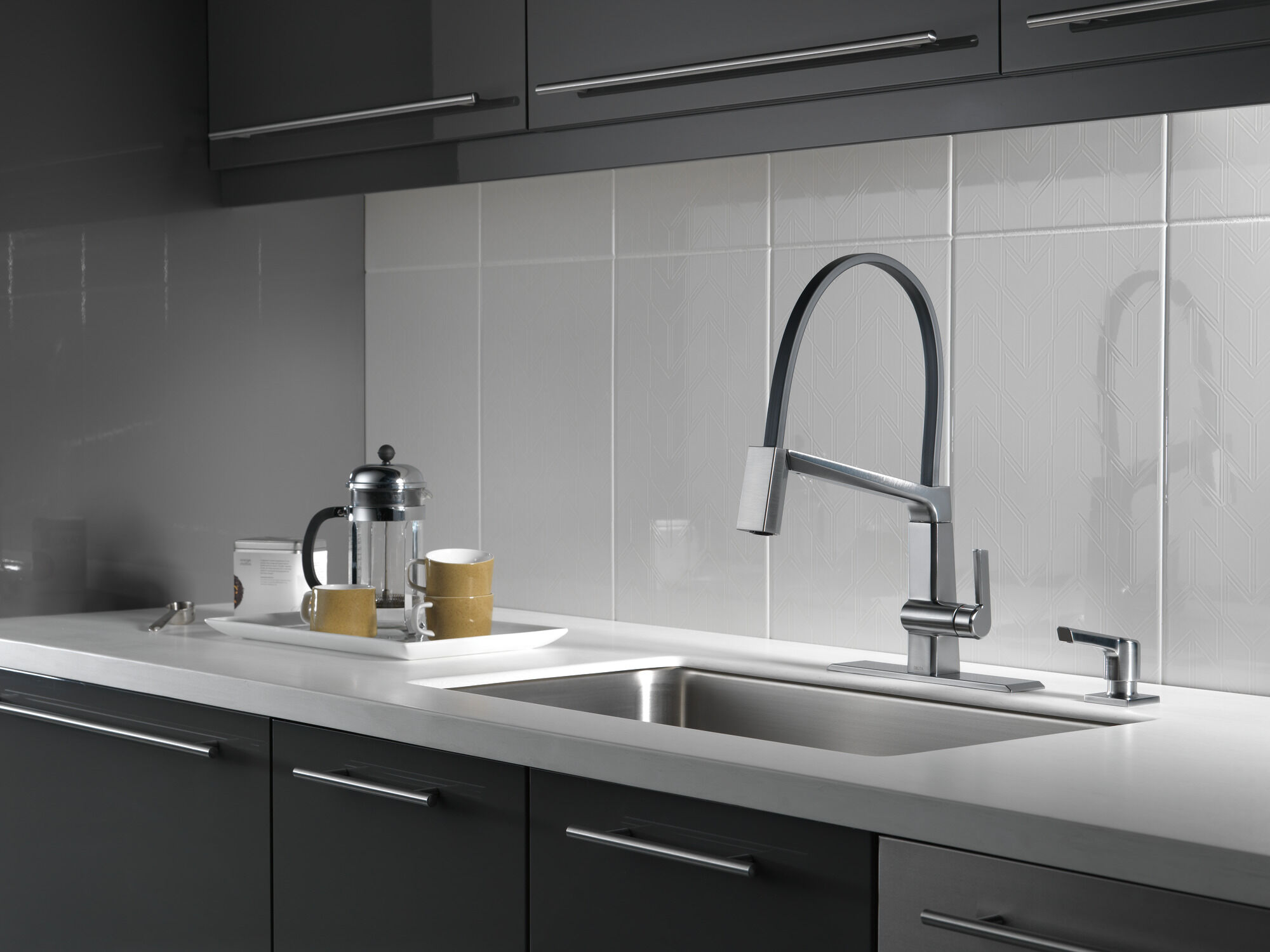 RP91950AR Дозатор мыла / лосьона Delta Faucet Pivotal Арктическая нержавеющая сталь  - Вид №5