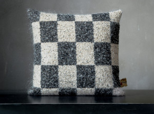 Квадратная подушка из мохера