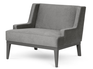 Бархатное кресло с подлокотниками