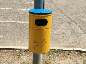 Металлическая стойка для мусора для собак с крышкой для наружного использования