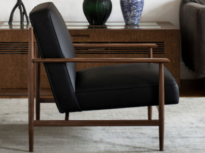 Кожаное кресло с подлокотниками