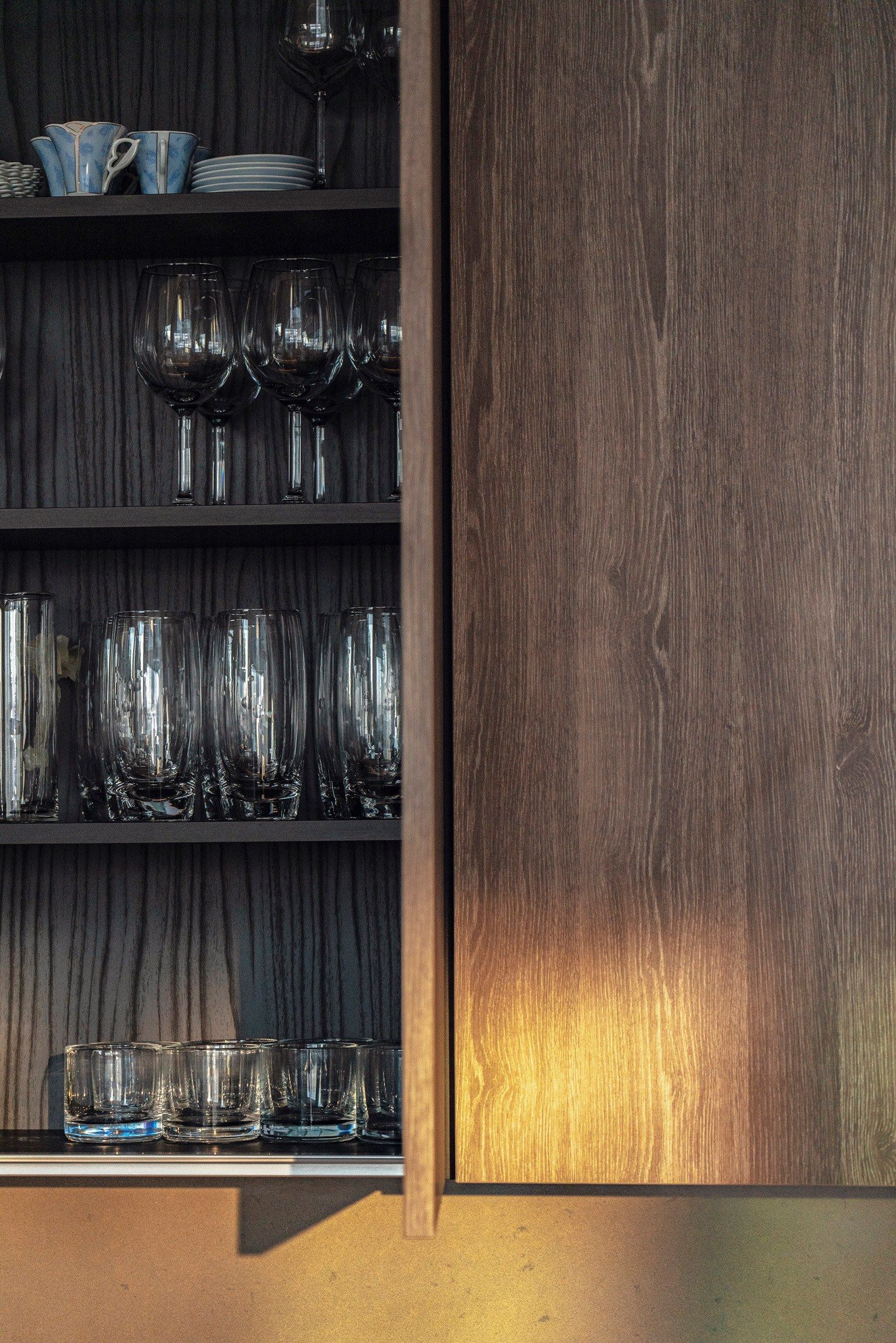 Двусторонняя линейная кухня с островом и соседним столом TM Italia Cucine ARCH-00018862 - Вид №1