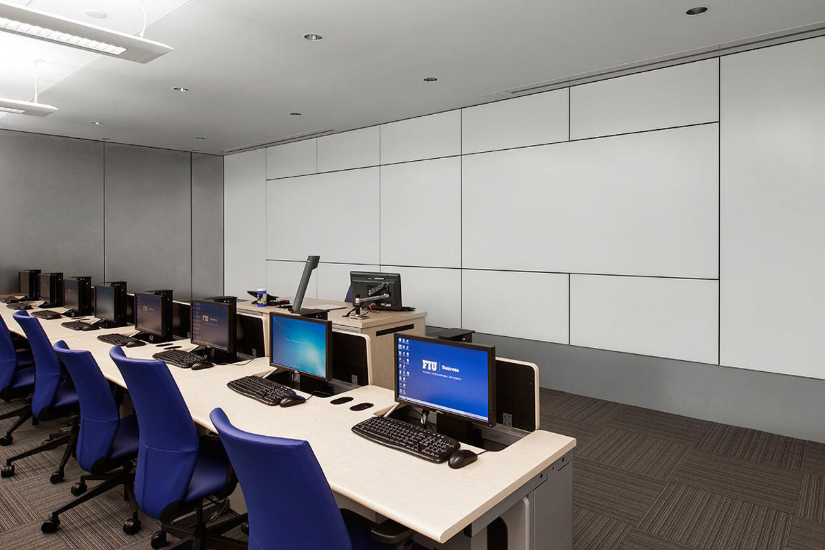 FSRT666 Система облицовки стен Levele глухими панелями; вставки из стекла vivispectra Spectrum, прослойка нестандартного изображения, стандартная отделка, стекло vivichrome chromis, белая прослойка, стандартная отделка; перегородка и дверь со стеклом vivi Forms-surfaces  - Вид №13